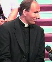 Magie kann vor allem dort
wirken, wo sie das vorfindet, was sie braucht: Schw&auml;che des
Menschen, und die hat jeder. Ansonsten kann Magie wohl wirken, aber
nie in den Menschen hinein, wo er pers&ouml;nlich integer ist. Wo sie
auf "L&uuml;cken" im Pers&ouml;nlichkeitskleid &uuml;ber
die Schw&auml;che einwirkt, dort besteht h&ouml;chste Gefahr f&uuml;r
das Heil des Menschen, Bindung, die den Menschen von der
Erkenntnisoffenheit wegf&uuml;hrt zugunsten eines gew&uuml;nschten
Lebensph&auml;nomens - er wird damit regelrecht von Gott abgetrennt.