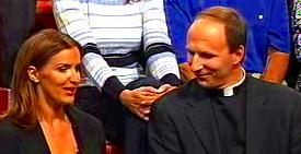 Die deutsche Sprecherin der selbsternannten Priesterinnen bewarb sich st&auml;ndig als neue Prophetin der Sinnlichkeit. Als man jedoch n&auml;her hinsah, erfuhr man, da&szlig; es nicht um Sinnlichkeit und Erotik in der ehelichen Intimsph&auml;re gehen sollte, sondern um einen s&uuml;ndhaften Umbau der unver&auml;nderlichen kirchlichen Sittenlehre, die sich zuverl&auml;ssig auf die Sch&ouml;pfungsordnung Gottes st&uuml;tzt. Auf diese in die H&ouml;lle f&uuml;hrende Sinnlichkeit k&ouml;nnen wir getrost verzichten: vorehelicher Geschlechtsverkehr, bewu&szlig;te Nachwuchsverhinderung in der Ehe, perverse Spielarten der Sexualit&auml;t, all das kann nicht unter
gottgewollte Sinnlichkeit eingeordnet werden.