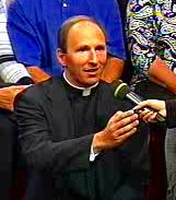 Es ist schlechthin absurd, sich als katholisch auszugeben und gleichzeitig eine selbstdefinierte virtuelle Di&ouml;zese aufzubauen, die die Unterordnung unter den Papst durch ihr Handeln verunm&ouml;glicht. Dieses Aufbauen einer parallelen pseudo-kirchlichen Struktu zeigt ganz klar, da&szlig; wir vor einem Schisma bzw. schismatischen und damit sektoiden Tendenzen stehen. Und wenn dann Begr&uuml;ndungen geliefert werden wie: "wir sind schon &auml;lter und wollen das phantasievolle Projekt noch verwirklichen"; "es gibt einen solchen Priestermangel, wir helfen dabei aus" usw., dann mu&szlig; klar gesagt werden, da&szlig; eine bezugslose Selbstverwirklichung nicht als christliche Selbst-Verwirklichung angesehen werden kann und da&szlig; wir weniger einen Priestermangel haben als einen Mangel an praktizierenden Gl&auml;ubigen, jedenfalls im sogenannten Westen. Man kann ein Problem im &uuml;brigen nicht mit einem schlechten Mittel, in diesem Fall mit einem ung&uuml;ltigen Mittel l&ouml;sen: bis auf die gespendeten Nottaufen sind ja alle Sakramente, die von den "geweihten Frauen" gespendet werden, reine Simulationen und v&ouml;llig ung&uuml;ltig. Auch ein g&uuml;ltiger Eheschlu&szlig; bedarf der Delegation und der kirchlichen Form, wenn es um vollintegrierte Katholiken geht.